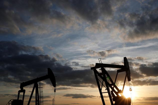 Oil pumps are seen at sunset outside Vaudoy-en-Brie, near Paris, France.(REUTERS File Photo) Oil pumps are seen at sunset outside Vaudoy-en-Brie, near Paris, France.(REUTERS File Photo)