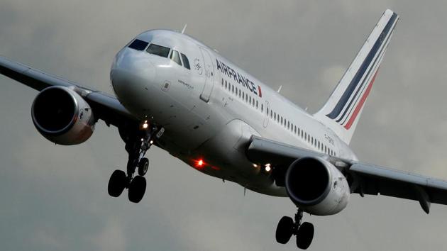 An Air France Airbus A319-111 airplane prepares to land at the Charles de Gaulle Airport in Roissy, near Paris, France.(REUTERS File Photo) An Air France Airbus A319-111 airplane prepares to land at the Charles de Gaulle Airport in Roissy, near Paris, France.(REUTERS File Photo)