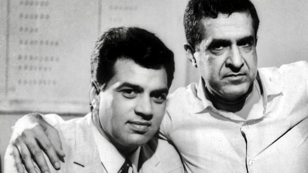 Dharmendra shared this picture with filmmaker Arjun Hingorani who died Saturday. Dharmendra shared this picture with filmmaker Arjun Hingorani who died Saturday.