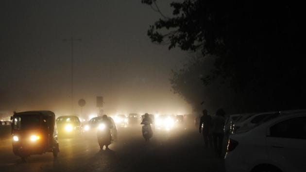 Dust storm and light rain in Gurugram, Haryana.(Parveen Kumar/HT File Photo) Dust storm and light rain in Gurugram, Haryana.(Parveen Kumar/HT File Photo)