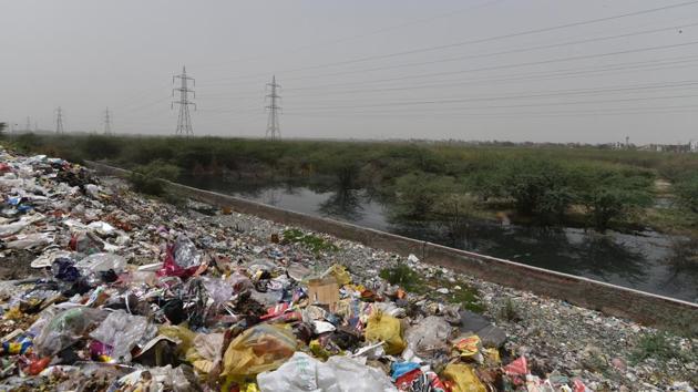 Municipal Authorities claimed to start raising demand for additional sites for processing solid waste in late 1990s. But experts said the civic agencies had never concentrated on the model of treating waste at the community level, instead choosing to burn it at waste to energy plants. Local residents, both in Ghonda Gujran and Sonia Vihar, have warned of protests if the EDMC goes ahead the plan. (Anushree Fadnavis / HT Photo)