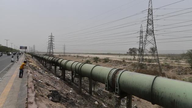 Last year in September two people were killed when a portion of the Ghazipur landfill collapsed, expediting the civic body’s efforts. Initially, DDA’s 150 acres of land at Ghonda Gujran was identified for a landfill. But the NGT-appointed principal committee rejected it in 2016 and then again in 2017 on grounds that the site falls in the Yamuna floodplains and might damage the river ecology and ecosystem. (Anushree Fadnavis / HT Photo)