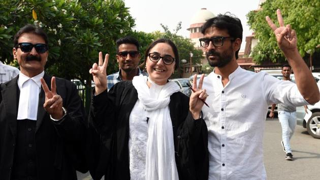 Kathua victim’s lawyer Deepika Singh Rajawat flashes the victory sign outside the Supreme Court in New Delhi on Monday.(Sonu Mehta/Hindustan Times)