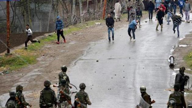File photo of a group pelting stones at security forces in Budgam district in Kashmir.(PTI Photo)