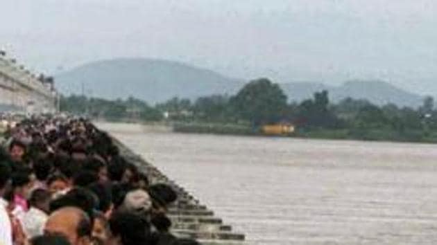 The NGT asked Chhattisgarh why no criminal case should be lodged against it for violating its order on construction on Mahanadi.(File Photo) The NGT asked Chhattisgarh why no criminal case should be lodged against it for violating its order on construction on Mahanadi.(File Photo)