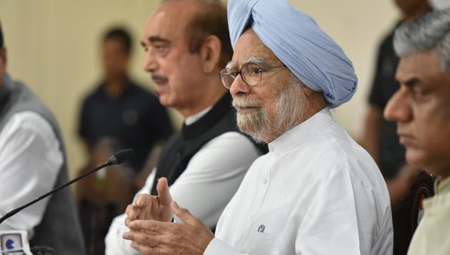 Manmohan Singh said farmers are facing an acute crisis, youth are not finding opportunities and the economy is growing below potential.(HT Photo/Arijit Sen)