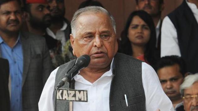 Mulayam Singh Yadav of the Samajwadi Party is among the former-CMs of Uttar Pradesh who will have to vacate their government-owned bungalows following the Supreme Court order.(HT file photo)