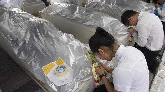 As a Brahmin priest recited prayers, the second-year students held jasmine garlands and prayed over their anatomy aides, whose remains were wreathed in plastic. (Romeo Gacad / AFP) As a Brahmin priest recited prayers, the second-year students held jasmine garlands and prayed over their anatomy aides, whose remains were wreathed in plastic. (Romeo Gacad / AFP)