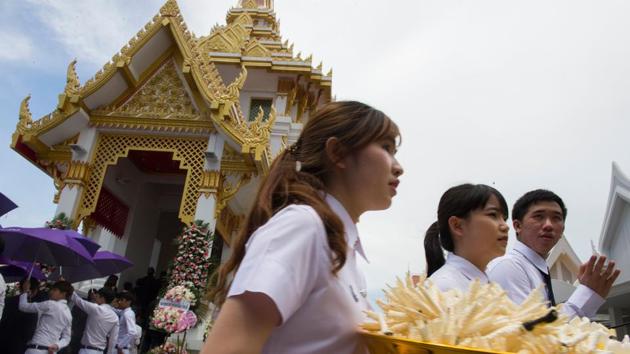 Chulalongkorn University medical students carry flowers to be handed to hundreds of family members during the cremation ceremony for the cadavers at Buddhist That Thong temple in Bangkok. “We needed their bodies to study and today is the day we thank them,” Kositchaiwat said. (Romeo Gacad / AFP) Chulalongkorn University medical students carry flowers to be handed to hundreds of family members during the cremation ceremony for the cadavers at Buddhist That Thong temple in Bangkok. “We needed their bodies to study and today is the day we thank them,” Kositchaiwat said. (Romeo Gacad / AFP)