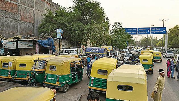 The traffic chaos at Mathura Road (left), outside the police station (above) and the radial road towards Lodhi Road. (Burhaan Kinu/HT Photo) The traffic chaos at Mathura Road (left), outside the police station (above) and the radial road towards Lodhi Road. (Burhaan Kinu/HT Photo)