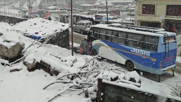 At least one pilgrim died and hundreds, including former chief minister Harish Rawat and Rajya Sabha member Pradeep Tamta, were stranded on Tuesday after a fresh spell of snowfall at the Kedarnath and Badrinath shrines in Uttarakhand. Snowfall of about five inches has been reported at Kedarnath, which has disrupted helicopter services and pilgrim movement. (ANI)