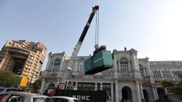 NDMC officials remove unauthorised heavy generators during an anti-encroachment drive, at N- Block in Connaught Place, New Delhi.(Sonu Mehta/HT PHOTO)