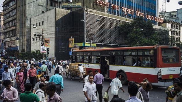 Pedestrians cross a street outside the UCO Bank headquarters in the BBD Bagh area of Kolkata, West Bengal, India.(Sanjit Das/Bloomberg)