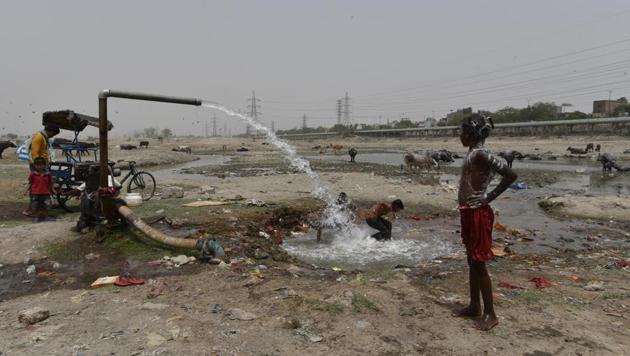 Despite a clean chit by the Central Pollution Control Board (CPCB), environmental concerns over the proposed engineered landfill site at Ghonda Gujran and Sonia Vihar in the Yamuna floodplain have not abated. East Delhi Municipal Corporation (EDMC) had been looking for an alternative for the 2,800 tonnes of municipal solid waste that the area generates daily ever since the landfill at Ghazipur exhausted its capacity. (Anushree Fadnavis / HT Photo)