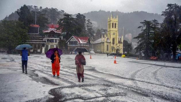 People travel during a hailstorm in Shimla on May 8.(PTI Photo) People travel during a hailstorm in Shimla on May 8.(PTI Photo)