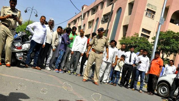 Police conducting an investigation outside Rohtak court where a shootout killed one and injured seven others. on March 28 last year.(HT File)