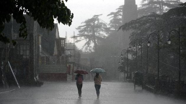 The hailstorm continued for more than one and a half hour, reducing visibility to few metres. (Deepak Sansta/HT)