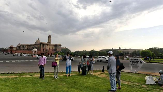 Delhi residents woke up to a cloudy morning on Wednesday, after parts of the national capital witnessed dust storm coupled with light rains last night. The meteorological (MeT) department has predicted light rains in some areas of the city. (Sanchit Khanna / HT Photo) Delhi residents woke up to a cloudy morning on Wednesday, after parts of the national capital witnessed dust storm coupled with light rains last night. The meteorological (MeT) department has predicted light rains in some areas of the city. (Sanchit Khanna / HT Photo)