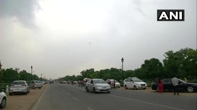 Dark clouds, accompanied by drizzle , hang over Delhi skies on Wednesday afternoon (ANI photo) Dark clouds, accompanied by drizzle , hang over Delhi skies on Wednesday afternoon (ANI photo)