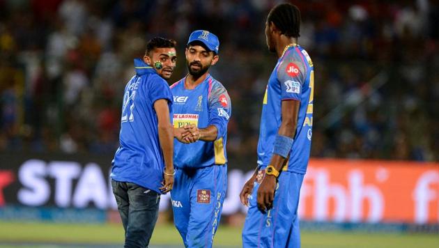 A fan of Rajasthan Royals team captain Ajinkya Rahane (C) enters the pitch to take a selfie picture during the 2018 Indian Premier League (IPL 2018) match between Rajasthan Royals and Kings XI Punjab at the Sawai Mansingh Stadium in Jaipur on May 8, 2018.(AFP)