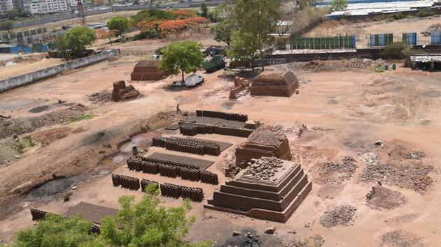 The residents of Wakad have been breathing in polluted air even at night, as the brick kiln keeps burning without stop to finish baking the bricks.(HT PHOTO)