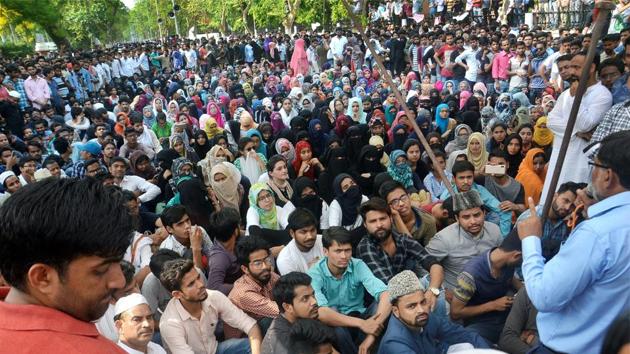 Aligarh Muslim University students stage a protest over the Jinnah portrait issue in Aligarh on Sunday.(PTI)