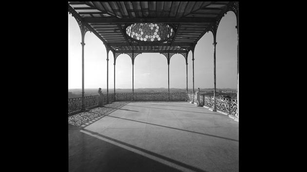 Veranda, Faluknuma Palace, Hyderbad, 1976, Silver gelatin print. The black, white and grey tones of architectural emblems and sweeping landscapes in Moore’s photographs heighten the narratives of fading grandeur and arrested time. (©Derry Moore / Courtesy Tasveer) Veranda, Faluknuma Palace, Hyderbad, 1976, Silver gelatin print. The black, white and grey tones of architectural emblems and sweeping landscapes in Moore’s photographs heighten the narratives of fading grandeur and arrested time. (©Derry Moore / Courtesy Tasveer)