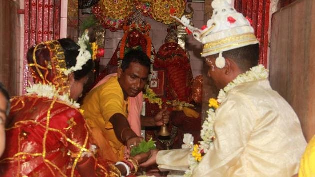 Sulekha Mahato and Dilip Mahato, who surrendered as Maoists in 2016, got married at a temple in Karnagarh, about 10km from Midnapore town.(HT Photo)