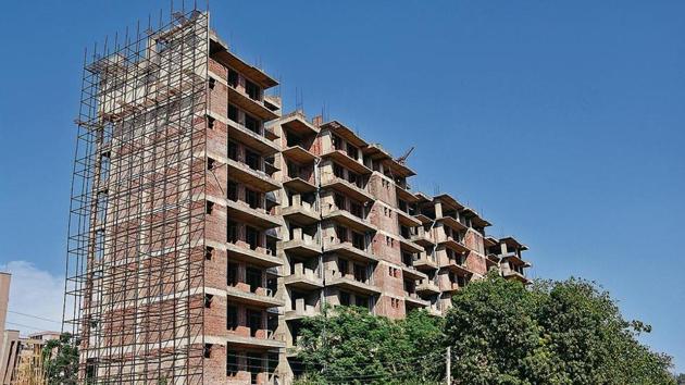 OWNERSHIP AT STAKE A bank has taken possession of Royale Apartments at Peer Muchalla, where the flats have already been sold to home-buyers (Sant Arora/HT) OWNERSHIP AT STAKE A bank has taken possession of Royale Apartments at Peer Muchalla, where the flats have already been sold to home-buyers (Sant Arora/HT)