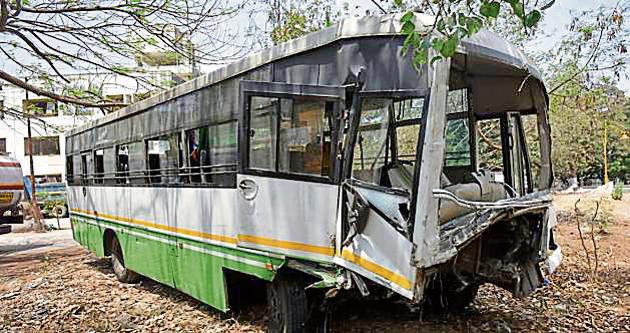 The bus rammed into a divider on the highway on the Eastern Freeway. (HT photo) The bus rammed into a divider on the highway on the Eastern Freeway. (HT photo)