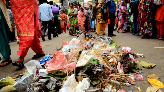 Garbage lying on the roads in Haridwar.(HT Photo)