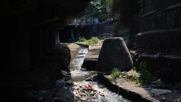 The two are not related to each other and were found stuck in the garbage accumulated in the canal. A team of fire brigade employees pulled the bodies out.(HT REPRESENTATIVE PHOTO) The two are not related to each other and were found stuck in the garbage accumulated in the canal. A team of fire brigade employees pulled the bodies out.(HT REPRESENTATIVE PHOTO)