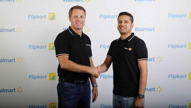 Walmart CEO Doug McMillon (L) and Flipkart co-founder and CEO Binny Bansal shaking hands at an event in Bangalore, as a deal was announced for Walmart to buy a stake in Flipkart.(AFP Photo)