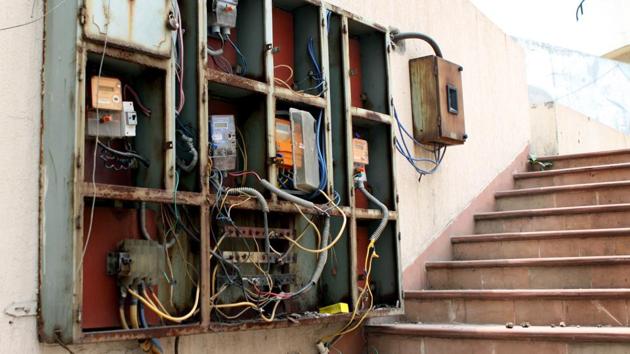 Tweaking its previous subsidy pattern of giving a flat 50% discount on energy consumption of up to 400 units, the Cabinet approved a flat Rs 2 per unit subsidy for any domestic consumer who consumes up to 400 units a month.(HT File Photo) Tweaking its previous subsidy pattern of giving a flat 50% discount on energy consumption of up to 400 units, the Cabinet approved a flat Rs 2 per unit subsidy for any domestic consumer who consumes up to 400 units a month.(HT File Photo)