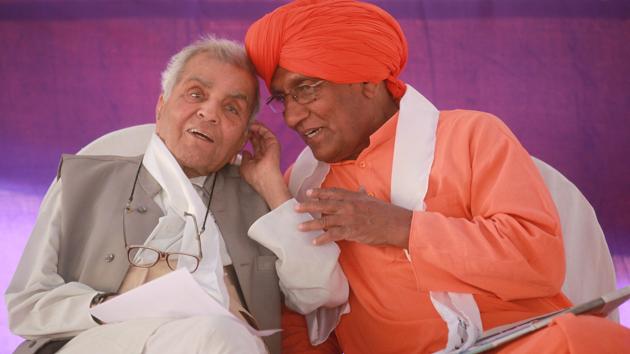 Justice Rajindar Sachar (left) with Swami Agnivesh in Mumbai. Justice Sachar opted to be the voice for those whose human rights were being infringed upon(Hindustan Times)