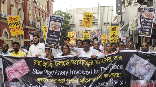 West Bengal Congress leaders staged an agitation outside Kolkata Municipal Corporation on May 4 and demanded action against people running the carcass meat racket.(Samir Jana/ HT Photo)