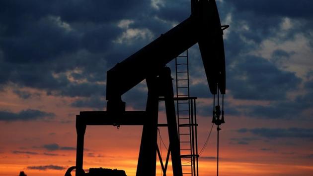 An oil pump is seen at sunset outside Vaudoy-en-Brie, near Paris, France. (REUTERS File Photo) An oil pump is seen at sunset outside Vaudoy-en-Brie, near Paris, France. (REUTERS File Photo)