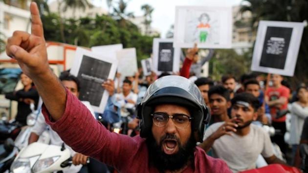 The two were walking on the service road along the stretch of the Pune-Bengaluru Highway on Tuesday night, when the 40-year-old made demands of sexual acts from the 29-year-old, according to his complaint.(HT REPRESENTATIVE PHOTO/REUTERS)