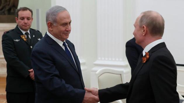 Russian President Vladimir Putin (R) shakes hands with Israeli Prime Minister Benjamin Netanyahu during a meeting at the Kremlin in Moscow on May 9, 2018. (AFP Photo) Russian President Vladimir Putin (R) shakes hands with Israeli Prime Minister Benjamin Netanyahu during a meeting at the Kremlin in Moscow on May 9, 2018. (AFP Photo)