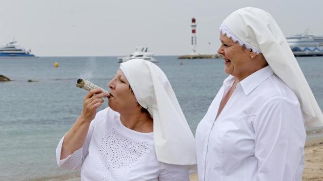 Sister Kate and Sister Claire pose on the beach to promote the documentary film ‘Breaking Habits’ at the 71st Cannes Film Festival in Cannes, France. (Regis Duvignau / REUTERS) Sister Kate and Sister Claire pose on the beach to promote the documentary film ‘Breaking Habits’ at the 71st Cannes Film Festival in Cannes, France. (Regis Duvignau / REUTERS)