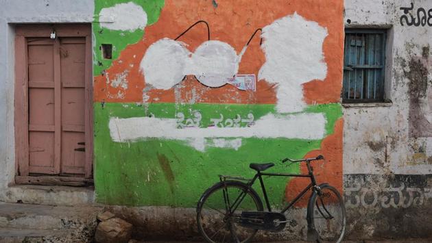A not so ‘swachh’ wall mural after the authorities were done with this Swachh Bharat Abhiyan advertisement in the state’s Kalburgi district. (Arijit Sen / HT Photo) A not so ‘swachh’ wall mural after the authorities were done with this Swachh Bharat Abhiyan advertisement in the state’s Kalburgi district. (Arijit Sen / HT Photo)