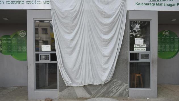 Indira Gandhi manages to make her presence felt despite an attempt by district authorities to mask this portrait of the former Prime Minister with a sheet that’s falling short at an Indira canteen in Kalburgi. (Arijit Sen / HT Photo) Indira Gandhi manages to make her presence felt despite an attempt by district authorities to mask this portrait of the former Prime Minister with a sheet that’s falling short at an Indira canteen in Kalburgi. (Arijit Sen / HT Photo)