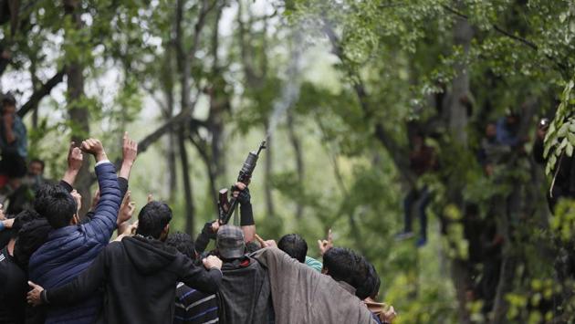 A Kashmiri rebel offers gun salute near the body of rebel commander Saddam Padder, during his funeral in Heff village, Srinagar on May 06, 2018. (Mukhtar Khan / AP) A Kashmiri rebel offers gun salute near the body of rebel commander Saddam Padder, during his funeral in Heff village, Srinagar on May 06, 2018. (Mukhtar Khan / AP)