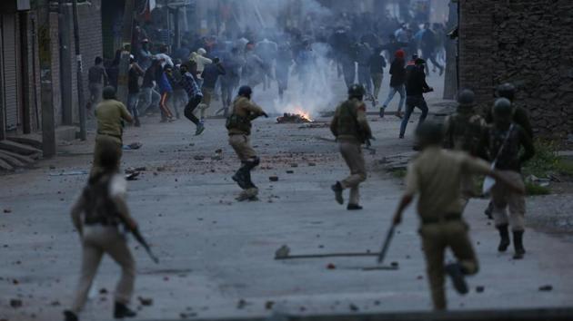 Protesters throw stones at government forces during a protest in Srinagar on May 08, 2018. (Mukhtar Khan / AP) Protesters throw stones at government forces during a protest in Srinagar on May 08, 2018. (Mukhtar Khan / AP)