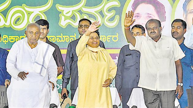 Bahujan Samaj Party chief Mayawati with former Prime Minister HD Deve Gowda (L) and JD(S) state president HD Kumaraswamy during a campaign for Karnataka assembly elections in Mysore in April.(PTI file photo)