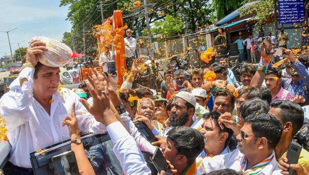 Congress leader Raj Babbar is showered with flowers during an election campaign ahead of the Karnataka assembly elections in Mysore on May 04, 2018. (PTI) Congress leader Raj Babbar is showered with flowers during an election campaign ahead of the Karnataka assembly elections in Mysore on May 04, 2018. (PTI)