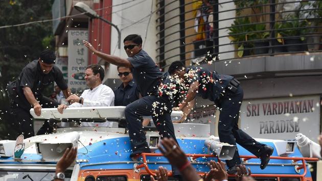 Supporters shower flowers on Rahul Gandhi during his road show ahead of the Karnataka assembly elections at Belapet on May 09, 2018. (Arijit Sen / HT Photo) Supporters shower flowers on Rahul Gandhi during his road show ahead of the Karnataka assembly elections at Belapet on May 09, 2018. (Arijit Sen / HT Photo)