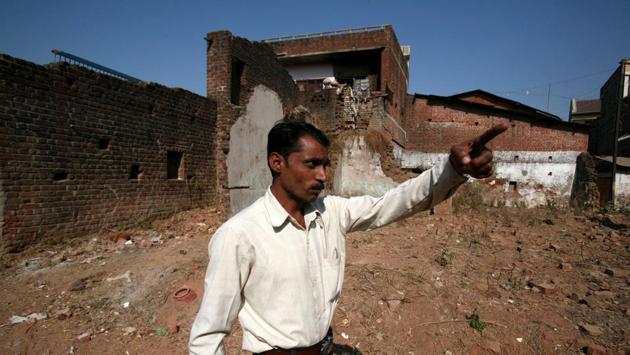 Anwar Miya Malik who survived the riots in Ode on March 1, 2002 in Gujarat. The Gujarat high court on Friday upheld the life term handed to 14 accused and acquitted four others in the Ode massacre case, in which 23 people were burnt alive in the town in Anand district during the communal riots in the state in 2002. (Manoj Patil / HT Archive) Anwar Miya Malik who survived the riots in Ode on March 1, 2002 in Gujarat. The Gujarat high court on Friday upheld the life term handed to 14 accused and acquitted four others in the Ode massacre case, in which 23 people were burnt alive in the town in Anand district during the communal riots in the state in 2002. (Manoj Patil / HT Archive)