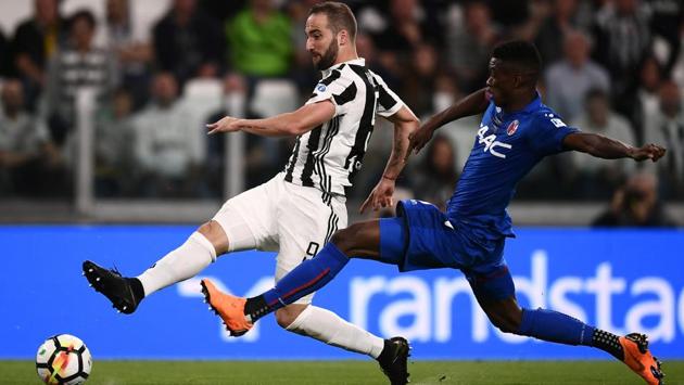 Juventus’ Argentinian forward Gonzalo Higuain (L) fights for the ball with Bologna’s Malian midfielder Cheick Keita during the Italian Serie A football match between Juventus and Bologna at the Allianz Stadium in Turin, Italy. (Marco Bertorello / AFP) Juventus’ Argentinian forward Gonzalo Higuain (L) fights for the ball with Bologna’s Malian midfielder Cheick Keita during the Italian Serie A football match between Juventus and Bologna at the Allianz Stadium in Turin, Italy. (Marco Bertorello / AFP)