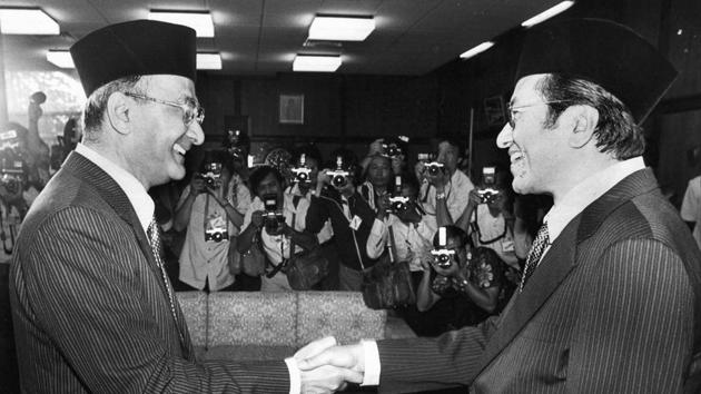 Malaysia’s former Prime Minister Tun Hussein Onn (L), greets his successor Mahathir Mohamad in 1981. Mahathir was a maverick Malay nationalist in the early days, surviving expulsion from the dominant United Malays National Organization (UMNO) party which he joined in 1946, and becoming the first commoner prime minister of Malaysia. (AP File)